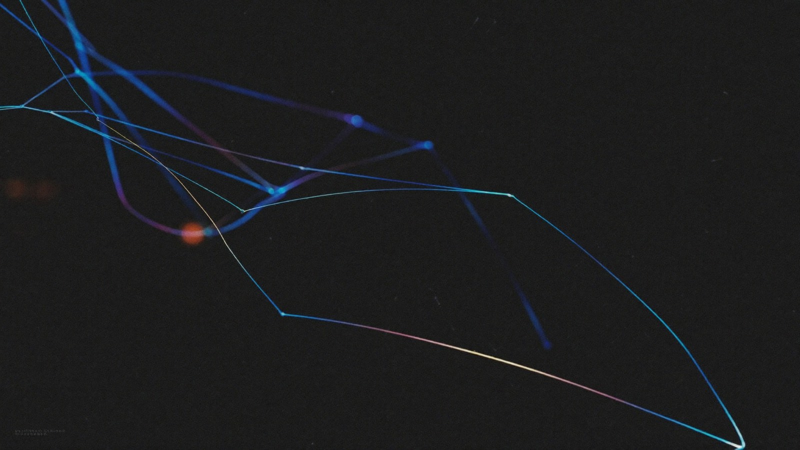 Red de nodos de luz azul conectados sobre fondo oscuro